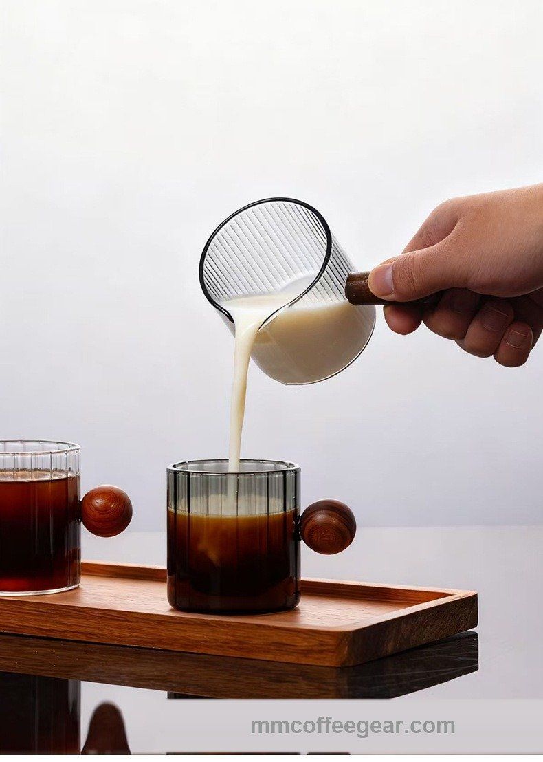 Cam Süt Sürahileri — Akasya Ahşap Saplı, 90–350 ml — Alçaktan dökün, köpüğü koruyun